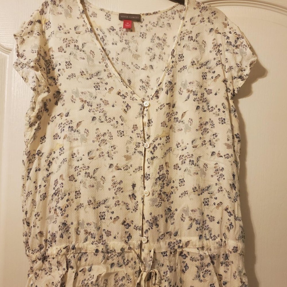 #439 Vince Camuto White Floral Top Size Medium